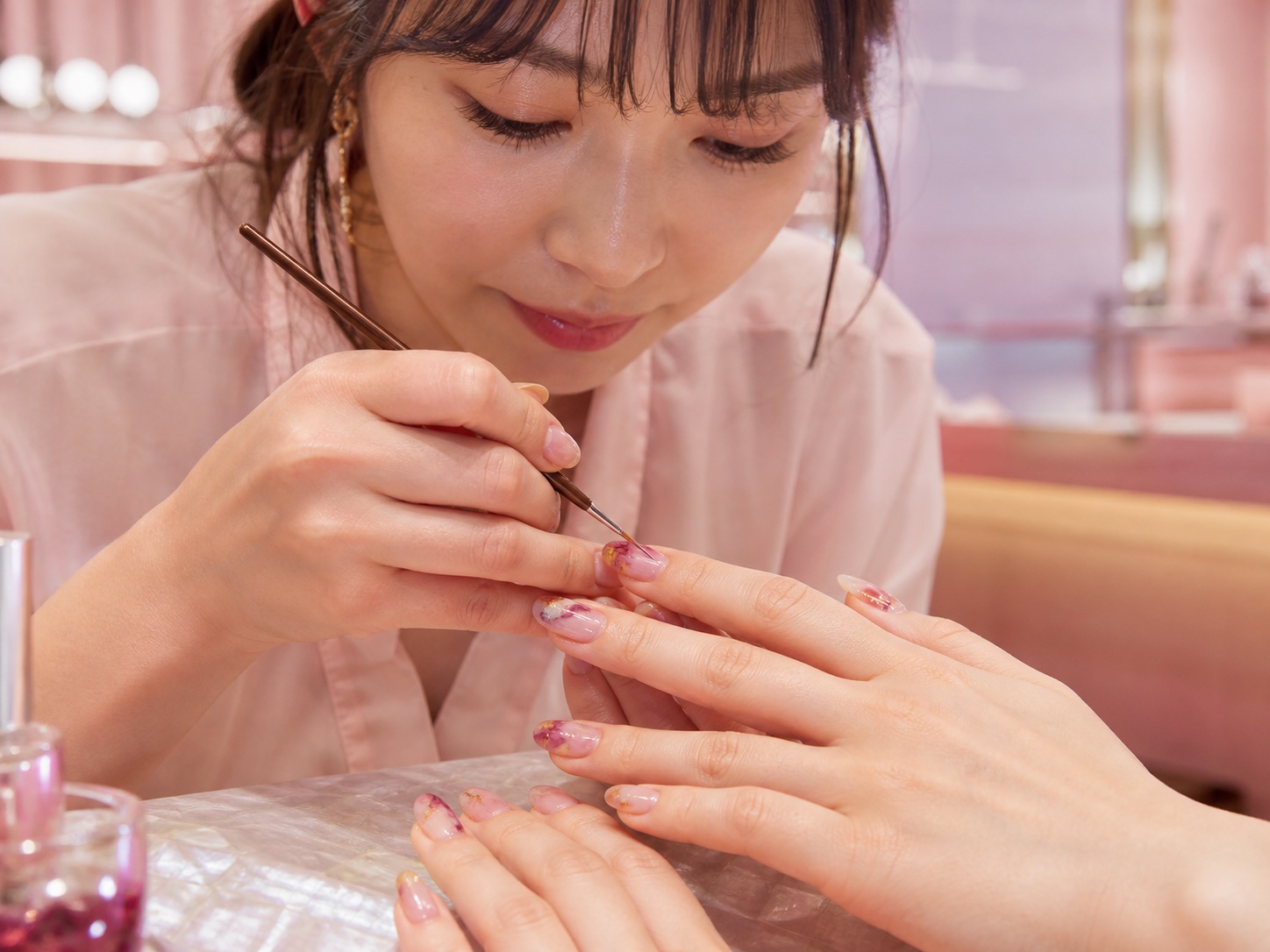季節のアートを細筆で描くデザイン工程
