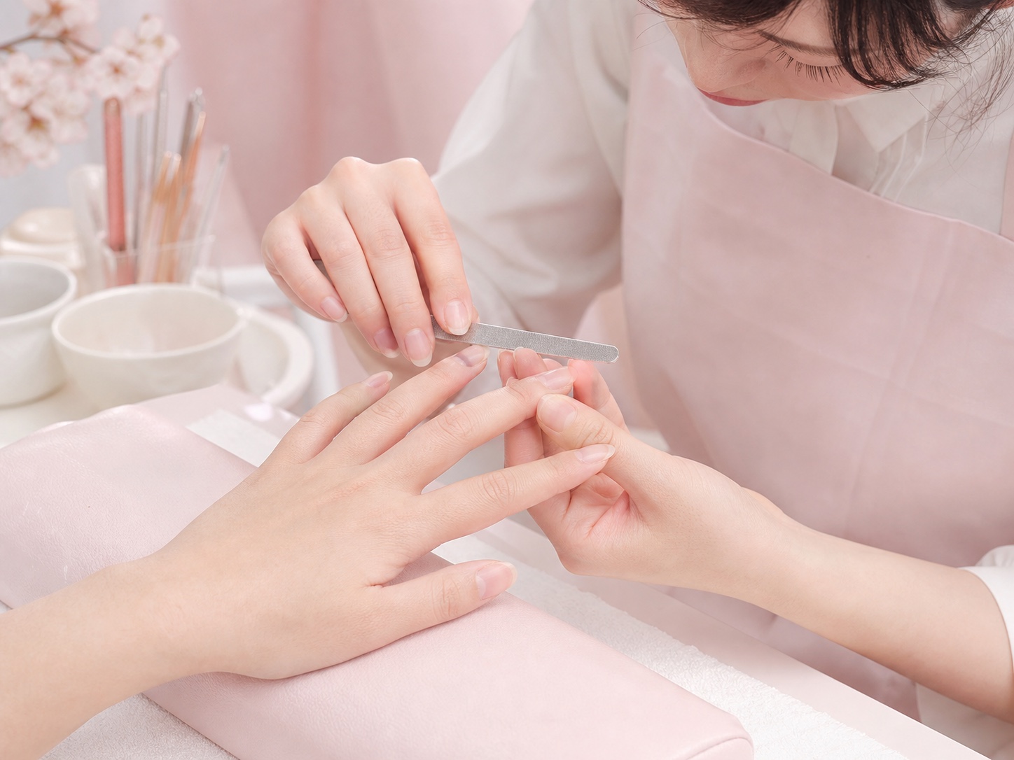 自爪の形を丁寧に整える準備工程