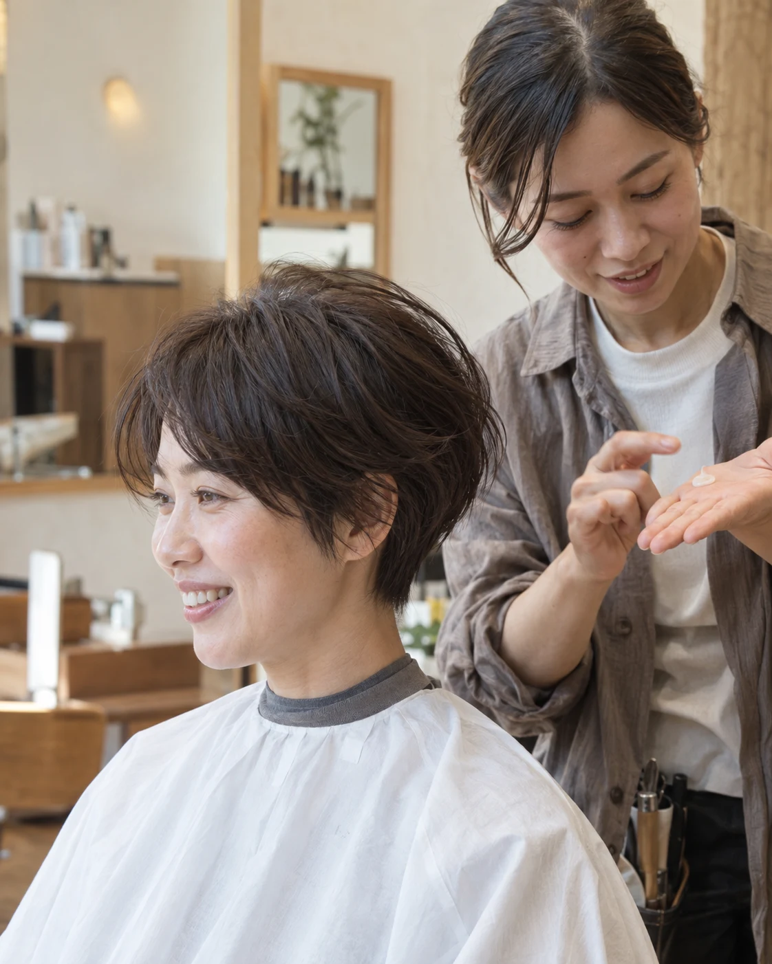 ショートデザインカットの仕上げとホームケア案内