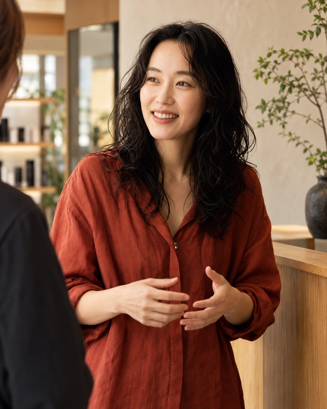 AOIの笑顔が見えるサロンでのオフショット
